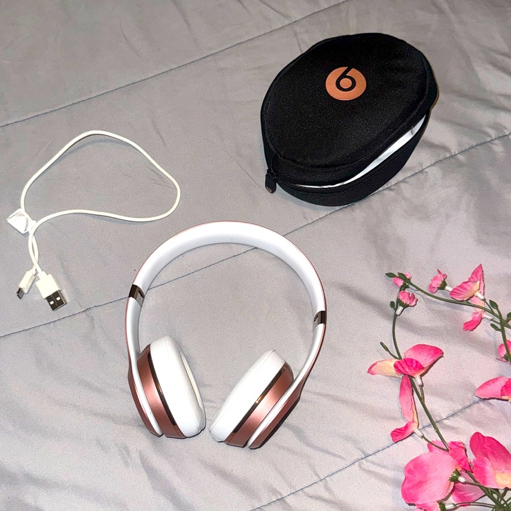 ❌SOLD Beats Solo3 Wireless Over-Ear Bluetooth Headphones Rose Gold